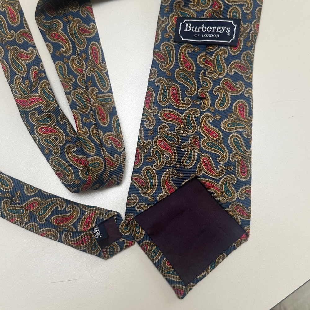 🔥VINTAGE BURBERRYS Paisley Tie 100% silk in Black and Red - Picture 4 of 9